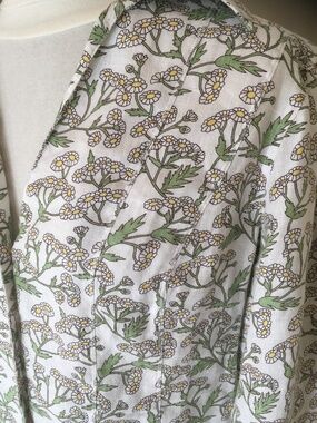 Laura Ashley white, 100% linen casual blouse size M (US10) with daisy print